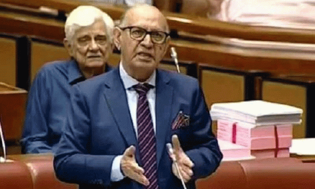 حکومتی سینیٹر عرفان صدیقی بجٹ سے ناخوش، حکومت سے بڑا مطالبہ کردیا