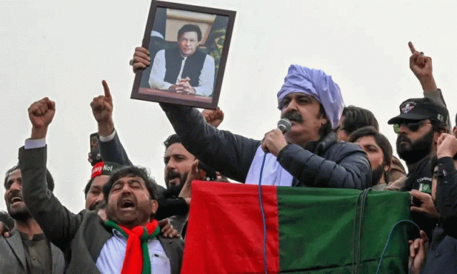 پی ٹی آئی 5 اگست احتجاج: علی امین کے خلاف نعرے، کیا قیادت ورکرز کا اعتماد کھو رہی ہے؟