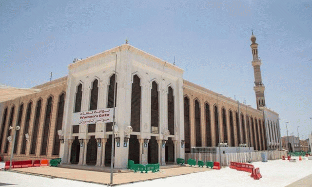 عازمین حج کی خدمت: مسجد نمرہ کو ہزاروں مربع میٹر قالین سے سجا دیا گیا