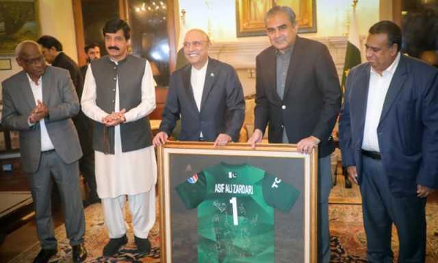 سیاست سے دور رہیں‘، صدر زرداری نے کھلاڑیوں کے سامنے ہاتھ جوڑ دیے’