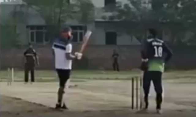 چھکا لگاتے ہی زندگی کا اختتام، نوجوان کرکٹر کی پچ پر ہلاکت کی ویڈیو وائرل