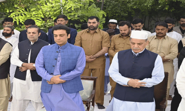 وزیراعظم محمد شہباز شریف نے ماڈل ٹاؤن لاہور میں نماز عید ادا کی