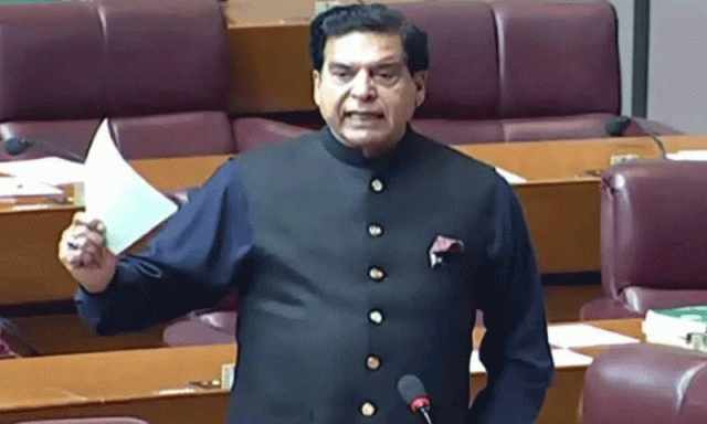 راجا پرویز اشرف کی قومی اسمبلی میں گھن گرج، پی ٹی آئی ارکان کو ذہنی مریضوں کا ٹولہ قرار دے دیا