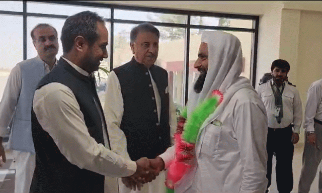 پی آئی اے کی پہلی حج پرواز جدہ سے کوئٹہ پہنچ گئی، حاجیوں کا پرتپاک استقبال