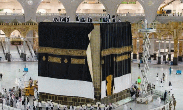 سعودی عرب میں محرم الحرام کا چاند نظر آگیا، غلافِ کعبہ تبدیل
