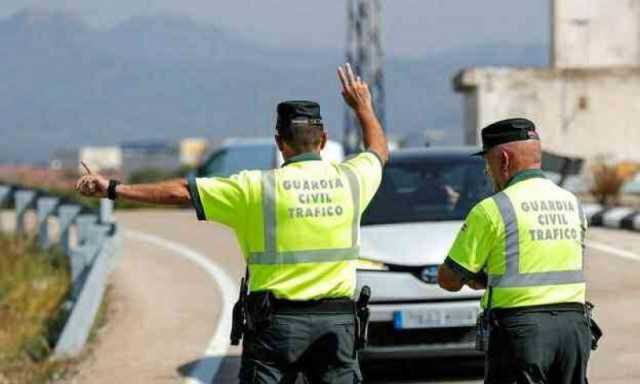 گاڑی کو روکنا پولیس اہلکاروں کو مہنگا پڑگیا، ڈرائیور کا انوکھا اقدام