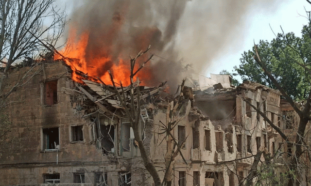 خارکیف کی کثیرالمنزلہ، نجی رہائشی اور تعلیمی عمارات پر روس کا مہلک حملہ