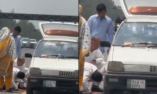 ’کیا فوٹوگرافر ساتھ تھا؟‘، ٹیکسی کا ٹائر تبدیل کرتے ہوئے عمر ایوب کی ویڈیو وائرل