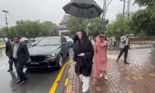 وزیراعلیٰ مریم نواز کا بارش کے دوران لاہور کے مختلف علاقوں کا دورہ