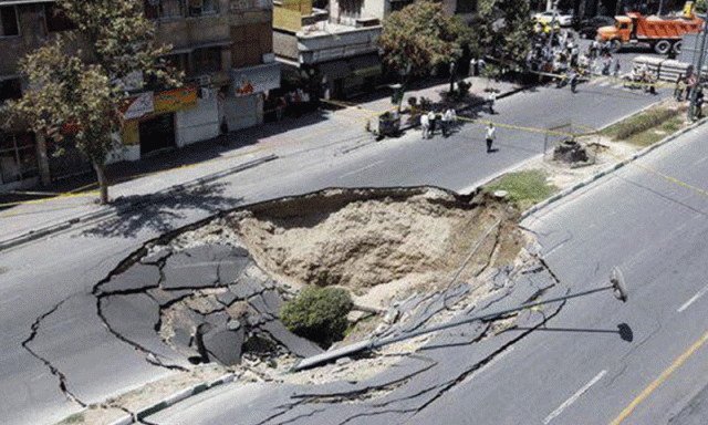 لزلے کے 36 جھٹکوں کے بعد کراچی کے کچھ علاقوں کی زمین دھنسنے کی حقیقت کیا؟