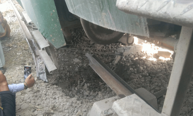 سبی: بختیار آباد کے قریب ریلوے ٹریک دھماکے سے تباہ، بولان میل متاثر