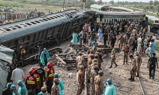 پاکستان ایکسپریس کی بوگیاں پٹڑی سے اُتر گئیں، بڑا حادثہ ٹل گیا