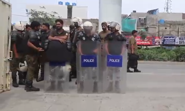 بلوچستان حق دو مارچ: منصورہ سے باہر نکلنے کی کوشش پر مظاہرین کا پولیس سے تصادم