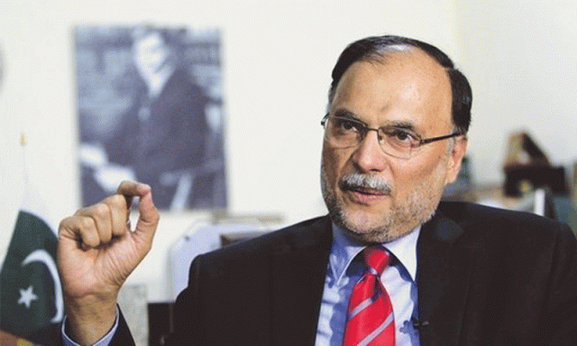 ’غریب کا بیمار ہونا بھی دشوار‘، احسن اقبال کو اپنی پرانی پوسٹ پر تنقید کا سامنا کیوں؟