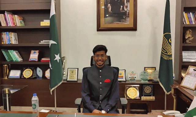 سبزی فروش کے بیٹے سے اعزازی ڈپٹی کمشنر تک: فیضان رضا کی محنت رنگ لے آئی