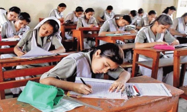 پنجاب حکومت نے آٹھویں جماعت کے بورڈ امتحانات بحال کرنے کا فیصلہ کرلیا