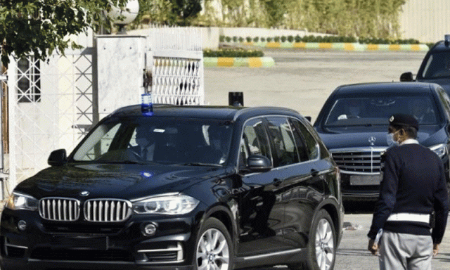 سرکاری گاڑی کا خلاف قانون استعمال کرنے پر آفیسر معطل، تحقیقات کا حکم