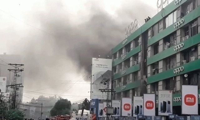 لاہور کے حفیظ سینٹر میں دوبارہ آگ بھڑک اٹھی، حفاظتی اقدامات پر سوالات