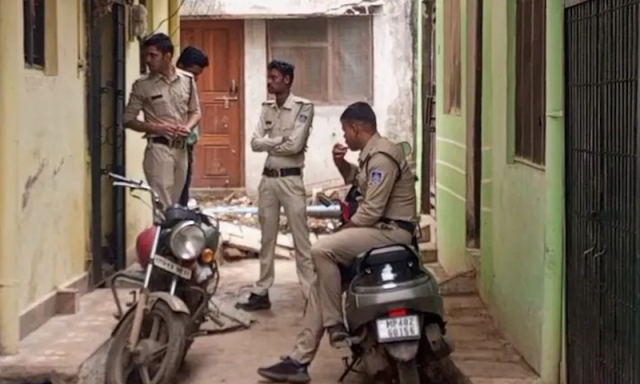 مرد نے پارٹنر اور اسکی 3 سالہ بیٹی کو گلا گھونٹ کر قتل کیا، لپ اسٹک سے دیوار پر اعتراف جرم تحریر کیا