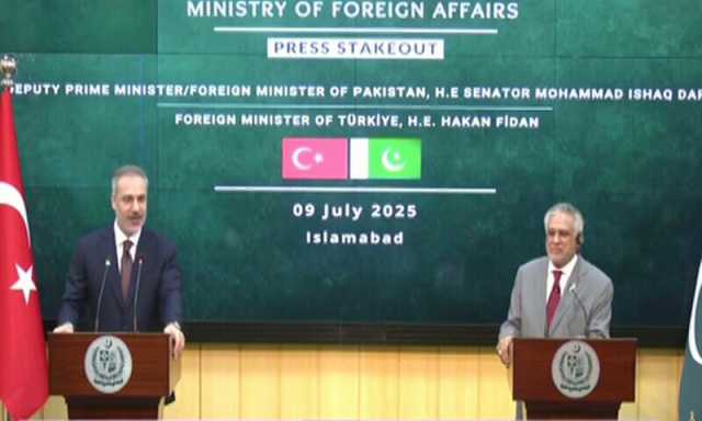نائب وزیراعظم اسحاق ڈار سے ترک وزیرخارجہ کی ملاقات، باہمی دلچسپی کے امور پر تبادلہ خیال