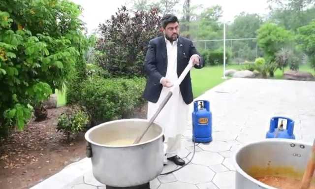 گورنر سندھ کامران ٹیسوری نے حلیم کی دیگ خود پکائی اور نیاز تقسیم کیا