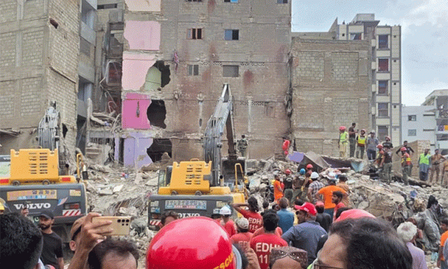 کراچی: لیاری میں 5 منزلہ خستہ حال عمارت گرنے سے 13 افراد جاں بحق، امدادی کارروائیاں جاری