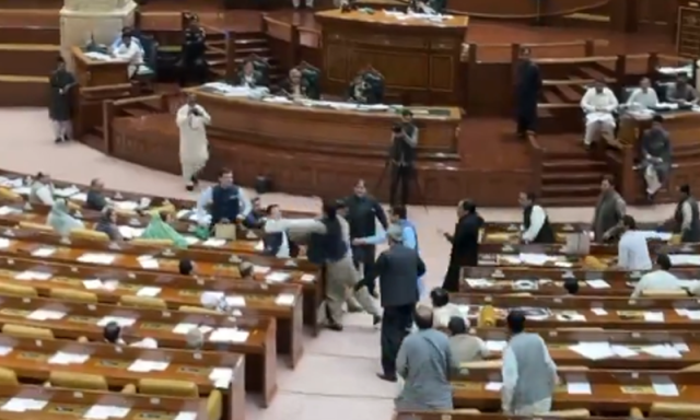 پنجاب اسمبلی میں ہنگامہ آرائی، اپوزیشن رکن نے حکومتی رکن کو تھپڑ دے مارا