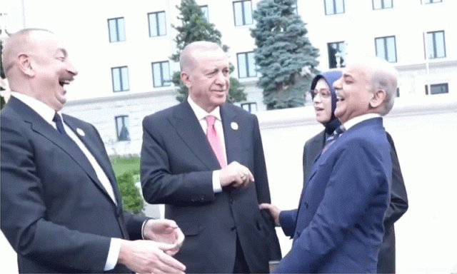 خانکندی میں سفارت، دوستی اور چہل قدمی: شہباز شریف، اردوان اور علیوف کی خوشگوار ملاقات