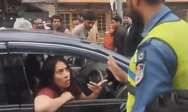 مری مال روڈ پر خاتون کی پولیس سے بدتمیزی، ’پولیس بااثر خاتون کے سامنے بے بس ہے‘