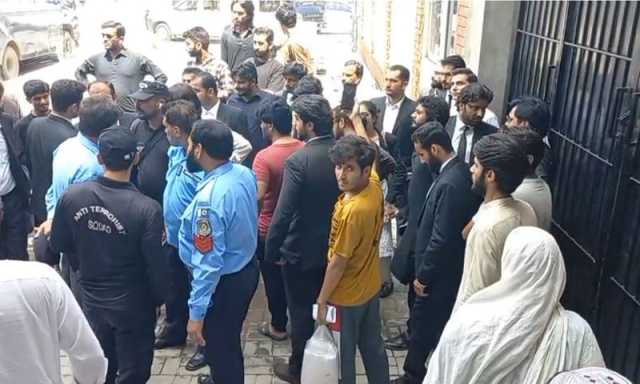 قائداعظم یونیورسٹی کے ہاسٹل سے گرفتار طلبا کے خلاف مقدمہ درج، 14 روزہ جوڈیشل ریمانڈ پر جیل منتقل