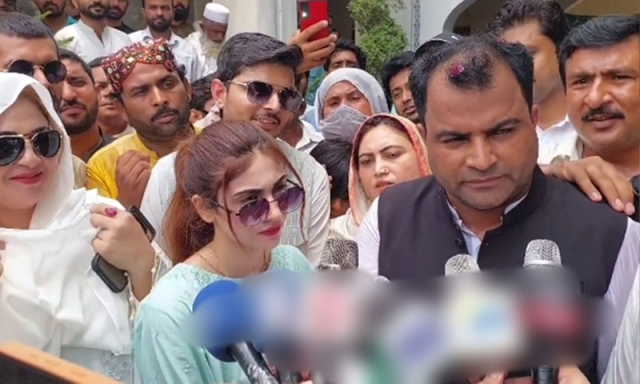 دانیہ شاہ کے شوہر حکیم شہزاد نے 3 بیویوں کے ہمراہ ضمنی انتخابات کیلیے کاغذات نامزدگی جمع کرا دیے
