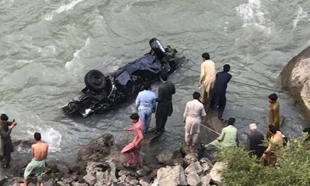 کار دریائے نیلم میں جاگری، 6 افراد جاں بحق، ایک بچہ لاپتا