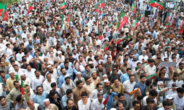 علی امین گنڈاپور کی وجہ سے عمران خان جیل میں ہیں، کارکنان وزیراعلیٰ کے خلاف پھٹ پڑے