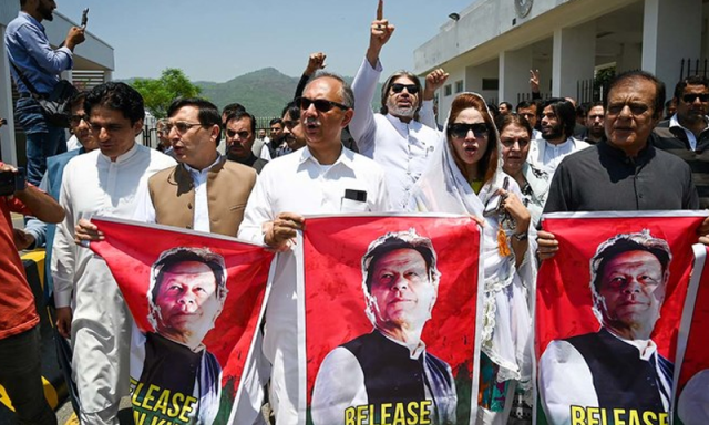 پی ٹی آئی کا آج سپریم کورٹ کے باہر احتجاج کا اعلان