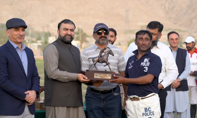 بلوچستان کانسٹیبلری اور پاک فوج کے درمیان پولو میچ، وزیر اعلیٰ نے کھلاڑیوں میں انعامات تقسیم کیے
