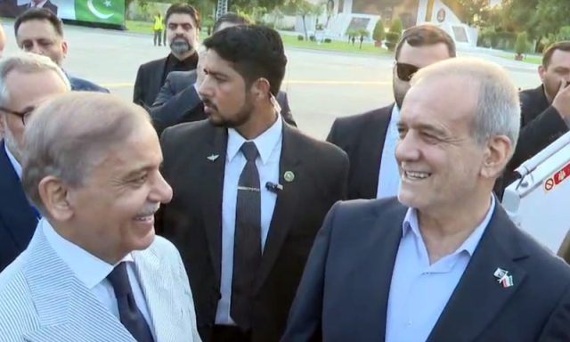 ایرانی صدر کی وزیراعظم شہباز شریف سے ملاقات، باہمی تعاون، معاہدوں اور ظہرانے پر بات چیت متوقع