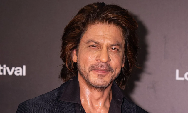 شاہ رخ خان کے ایوارڈ پر جاری تنازع، کس بات پر شور مچ رہا ہے؟