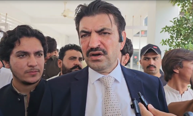 پی ٹی آئی کے پاس کوئی حکمت عملی نہیں، عمران خان کی رہائی کے لیے 4 سے 5 لاکھ لوگ اسلام آباد چاہیے، شیر افضل مروت