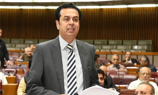 وزیراعلیٰ خیبرپختونخوا دہشتگردوں کو بھتہ دے کر رہ رہے ہیں، طلال چوہدری