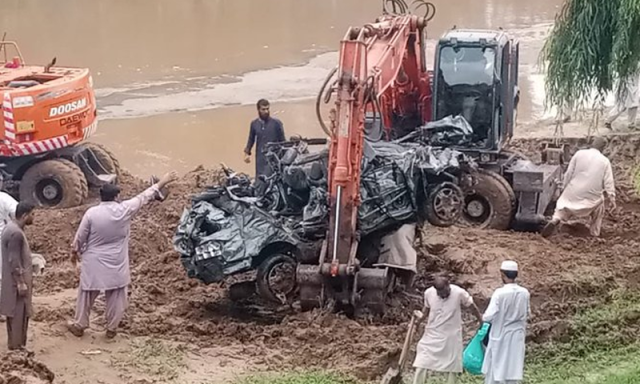 سیلابی ریلے کی نذر ہونے والے ریٹائرڈ کرنل کی گاڑی 10 روز بعد مل گئی، بیٹی تاحال لاپتا