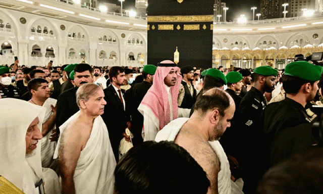 دورہ سعودی عرب: وزیراعظم شہباز شریف نے عمرہ کی سعادت حاصل کی