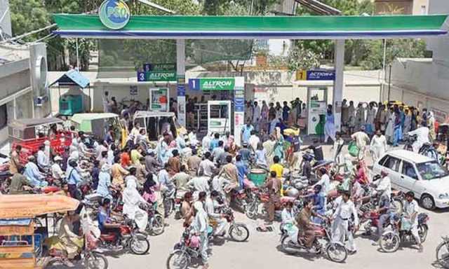 کوئٹہ میں پیٹرول نایاب، شہریوں کی پمپس پر لمبی قطاریں