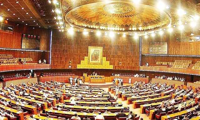 عمران خان کے صحافی کو نازیبا جملے، قومی اسمبلی میں مذمتی قراردار جمع