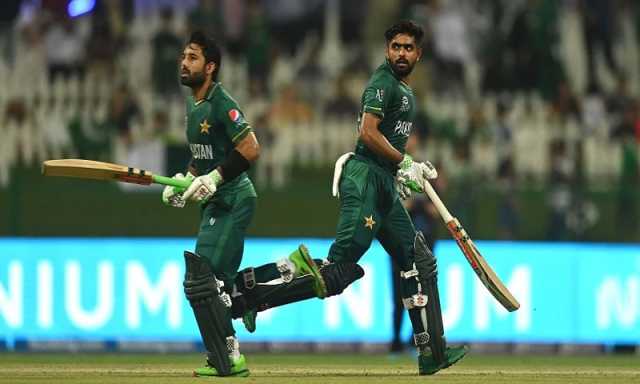 بابر اعظم اور رضوان کو کرکٹ میں جوئے کے خلاف بولنے کی سزا ملی، انصار عباسی پھٹ پڑے