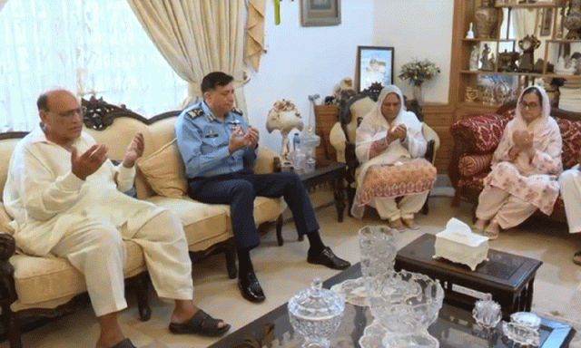 پاک فضائیہ کے سربراہ ایئر چیف مارشل ظہیر احمد بابر صدیق کی اسکواڈرن لیڈر عثمان یوسف شہید کے گھر آمد، لواحقین سے تعزیت