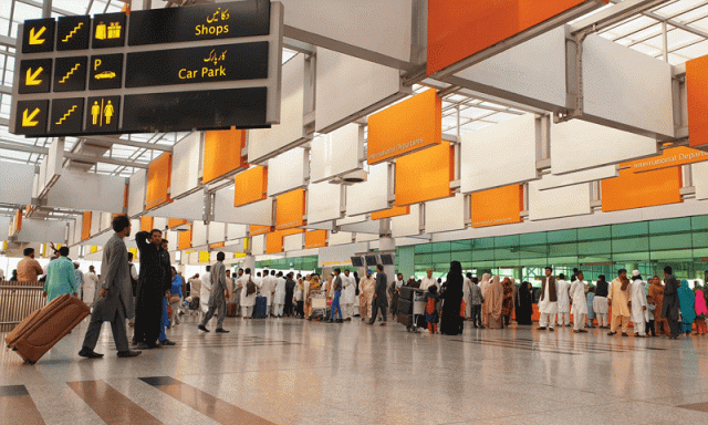 عمان سے پاکستان آنے والی لڑکی کی مبینہ گمشدگی معمہ کیوں؟