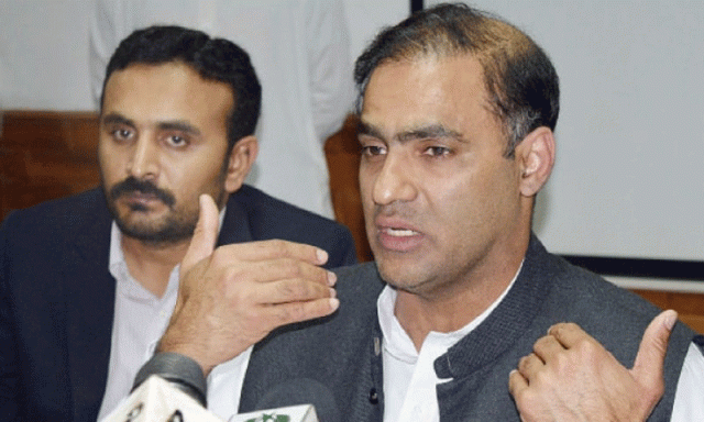 ’معافی دے دیں ایک سڑک بنا دیں‘، عابد شیر علی نے کراچی کی ابتر صورتحال پر ہاتھ جوڑ لیے