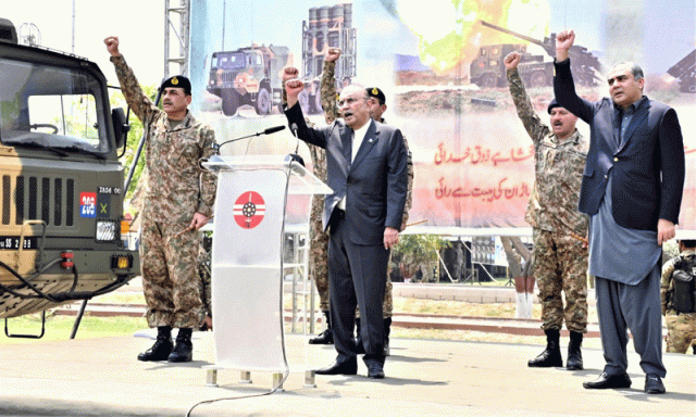مسلح افواج پاکستان نے چند گھنٹوں میں دشمن کو پسپا کیا، آصف زرداری کا گوجرانوالہ چھاؤنی کا دورہ