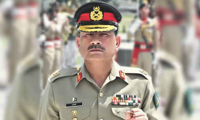 ’فیلڈ مارشل آپ کھڑے ہو جائیں‘، شہباز شریف کے اقدام پر آرمی چیف توجہ کا مرکز، تالیاں بج گئیں