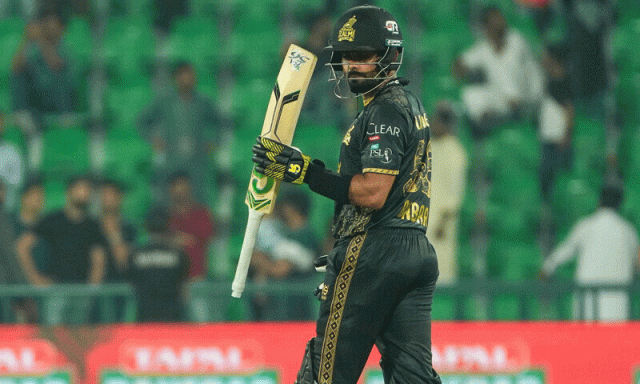 بابر اعظم نے روہت شرما کا ریکارڈ توڑ دیا، ٹی20 میں سب سے زیادہ رنز بنانے والے بلے باز بن گئے